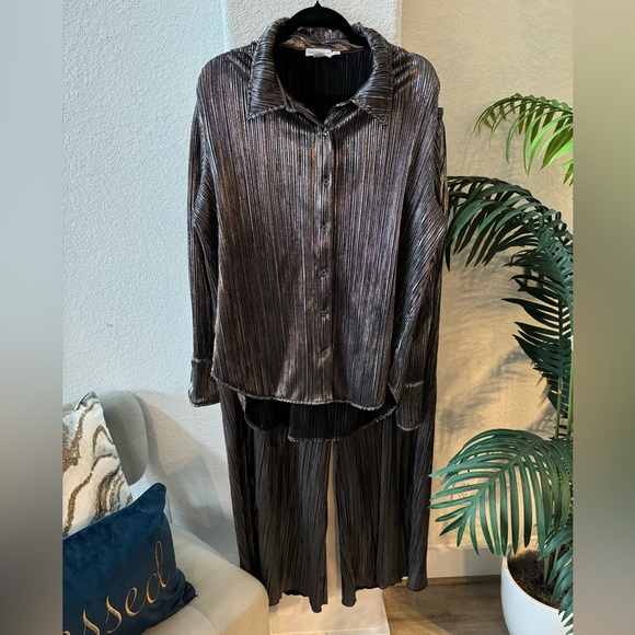 Good American plisse chrome pants set. Shirt size 3/4, pants size 5/6 - Picture 1 of 7